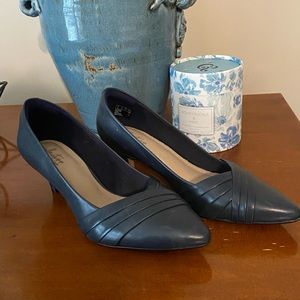 Clarks Navy Blue kitten heels 81/2